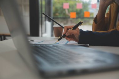 İş adamlarıyla takım çalışması toplantı odasındaki masanın üzerinde maliyet analizi grafiği. İş dünyası ekibi toplantıları ve brifing stratejilerini tartıştı. Pazarlık, Analiz, Tartışma