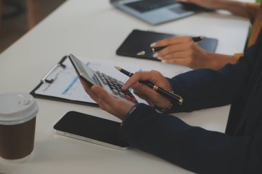 İş adamlarıyla takım çalışması toplantı odasındaki masanın üzerinde maliyet analizi grafiği. İş dünyası ekibi toplantıları ve brifing stratejilerini tartıştı. Pazarlık, Analiz, Tartışma