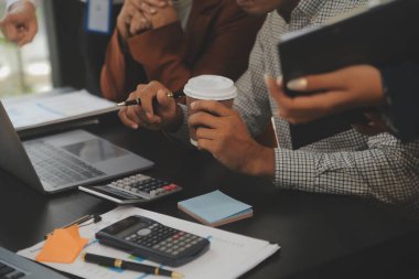 İş ekibi toplantısı yeni bir başlangıç projesi üzerinde çalışıyor, verileri tartışıyor ve analiz ediyor çizelgeler ve grafikler. Dijital tablet, hesap makinesi, dizüstü bilgisayar kullanımı, iş finans ve muhasebe kavramı.