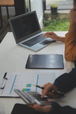 İş adamlarıyla takım çalışması toplantı odasındaki masanın üzerinde maliyet analizi grafiği. İş dünyası ekibi toplantıları ve brifing stratejilerini tartıştı. Pazarlık, Analiz, Tartışma