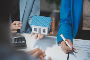 Emlakçı ve müşteri ev, sigorta ya da emlak satın almak için sözleşme imzalarlar. Ev kiralarlar, sigorta yaptırırlar, emlak veya emlak kredisi alırlar..