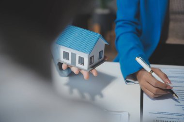 Emlakçı ve müşteri ev, sigorta ya da emlak satın almak için sözleşme imzalarlar. Ev kiralarlar, sigorta yaptırırlar, emlak veya emlak kredisi alırlar..