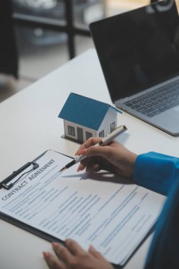 Emlakçı ve müşteri ev, sigorta ya da emlak satın almak için sözleşme imzalarlar. Ev kiralarlar, sigorta yaptırırlar, emlak veya emlak kredisi alırlar..