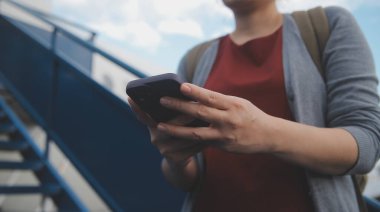 Sarışın kadın turist gelen bildirim netbook ile uçak koltuğunda oturan Smartphone cep telefonu ile kontrol. Genç işkadını paylaşmak medya telefonu dizüstü bilgisayar üzerinde uçak uçuş sırasında