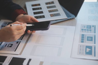 Model mobil uygulama ve web sitesi için UX UI tasarım süreci. Profesyonel uygulama geliştiricisi için kablo grafiğinin yaratıcı prototipi .