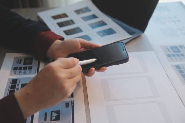 Model mobil uygulama ve web sitesi için UX UI tasarım süreci. Profesyonel uygulama geliştiricisi için kablo grafiğinin yaratıcı prototipi .