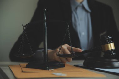 İşletme ve avukatlar ofiste yüksek rütbeli avukatlarla sözleşme belgelerini tartışıyorlar. Hukuk, hukuk hizmetleri, danışmanlık, adalet ve hukuk konsepti film tahıl etkisi ile resim