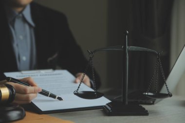 İşletme ve avukatlar ofiste yüksek rütbeli avukatlarla sözleşme belgelerini tartışıyorlar. Hukuk, hukuk hizmetleri, danışmanlık, adalet ve hukuk konsepti film tahıl etkisi ile resim
