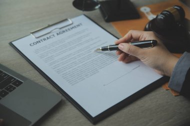 İşletme ve avukatlar ofiste yüksek rütbeli avukatlarla sözleşme belgelerini tartışıyorlar. Hukuk, hukuk hizmetleri, danışmanlık, adalet ve hukuk konsepti film tahıl etkisi ile resim