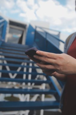 Sarışın kadın turist gelen bildirim netbook ile uçak koltuğunda oturan Smartphone cep telefonu ile kontrol. Genç işkadını paylaşmak medya telefonu dizüstü bilgisayar üzerinde uçak uçuş sırasında