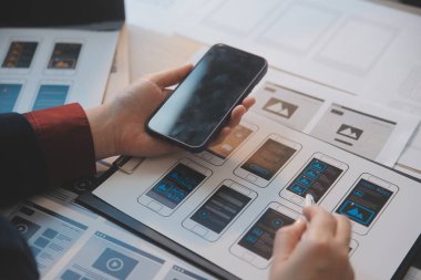 Model mobil uygulama ve web sitesi için UX UI tasarım süreci. Profesyonel uygulama geliştiricisi için kablo grafiğinin yaratıcı prototipi .