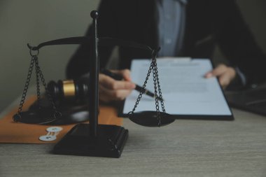 İşletme ve avukatlar ofiste yüksek rütbeli avukatlarla sözleşme belgelerini tartışıyorlar. Hukuk, hukuk hizmetleri, danışmanlık, adalet ve hukuk konsepti film tahıl etkisi ile resim
