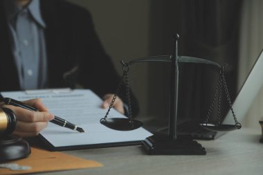 İşletme ve avukatlar ofiste yüksek rütbeli avukatlarla sözleşme belgelerini tartışıyorlar. Hukuk, hukuk hizmetleri, danışmanlık, adalet ve hukuk konsepti film tahıl etkisi ile resim