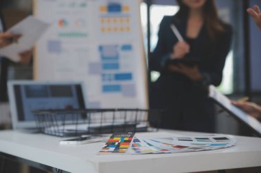 ux geliştiricisi ve ui tasarımcısı modern ofisteki mobil uygulama arayüzü kablo tasarımı hakkında geliştirilmiş gerçeklik beyin fırtınası kullanın. Yaratıcı dijital geliştirme ajansı