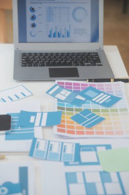 ux geliştiricisi ve ui tasarımcısı modern ofisteki mobil uygulama arayüzü kablo tasarımı hakkında geliştirilmiş gerçeklik beyin fırtınası kullanın. Yaratıcı dijital geliştirme ajansı