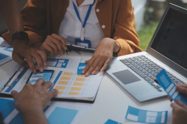 ux geliştiricisi ve ui tasarımcısı modern ofisteki mobil uygulama arayüzü kablo tasarımı hakkında geliştirilmiş gerçeklik beyin fırtınası kullanın. Yaratıcı dijital geliştirme ajansı