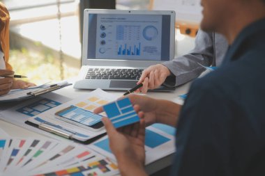 ux geliştiricisi ve ui tasarımcısı modern ofisteki mobil uygulama arayüzü kablo tasarımı hakkında geliştirilmiş gerçeklik beyin fırtınası kullanın. Yaratıcı dijital geliştirme ajansı