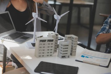 Elektrik mühendisi ve iş adamı binanın çatısındaki yeni güneş pili panelini tartışıyorlar. Alternatif enerji kavramı.