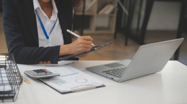 Genç Asyalı iş adamlarından oluşan bir grup. Yaratıcı iş adamı. Başarılı bir iş ortağı olmaktan mutluluk duyarlar..