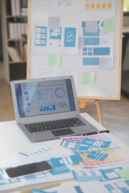 ux geliştiricisi ve ui tasarımcısı modern ofisteki mobil uygulama arayüzü kablo tasarımı hakkında geliştirilmiş gerçeklik beyin fırtınası kullanın. Yaratıcı dijital geliştirme ajansı