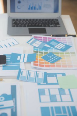 ux geliştiricisi ve ui tasarımcısı modern ofisteki mobil uygulama arayüzü kablo tasarımı hakkında geliştirilmiş gerçeklik beyin fırtınası kullanın. Yaratıcı dijital geliştirme ajansı