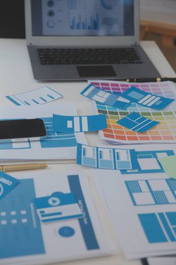 ux geliştiricisi ve ui tasarımcısı modern ofisteki mobil uygulama arayüzü kablo tasarımı hakkında geliştirilmiş gerçeklik beyin fırtınası kullanın. Yaratıcı dijital geliştirme ajansı