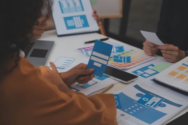 ux geliştiricisi ve ui tasarımcısı modern ofisteki mobil uygulama arayüzü kablo tasarımı hakkında geliştirilmiş gerçeklik beyin fırtınası kullanın. Yaratıcı dijital geliştirme ajansı