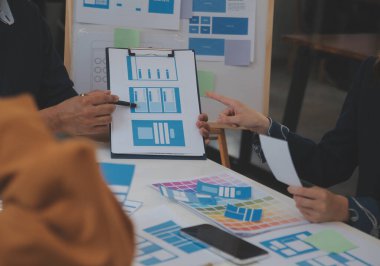 ux geliştiricisi ve ui tasarımcısı modern ofisteki mobil uygulama arayüzü kablo tasarımı hakkında geliştirilmiş gerçeklik beyin fırtınası kullanın. Yaratıcı dijital geliştirme ajansı