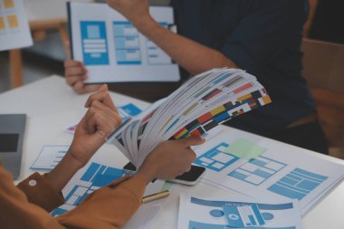 ux geliştiricisi ve ui tasarımcısı modern ofisteki mobil uygulama arayüzü kablo tasarımı hakkında geliştirilmiş gerçeklik beyin fırtınası kullanın. Yaratıcı dijital geliştirme ajansı