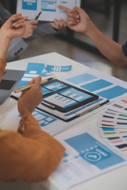 ux geliştiricisi ve ui tasarımcısı modern ofisteki mobil uygulama arayüzü kablo tasarımı hakkında geliştirilmiş gerçeklik beyin fırtınası kullanın. Yaratıcı dijital geliştirme ajansı