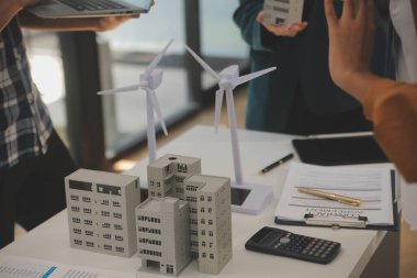 Elektrik mühendisi ve iş adamı binanın çatısındaki yeni güneş pili panelini tartışıyorlar. Alternatif enerji kavramı.