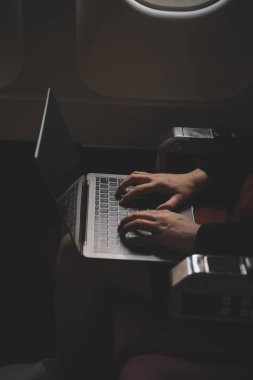 Sarışın kadın turist gelen bildirim netbook ile uçak koltuğunda oturan Smartphone cep telefonu ile kontrol. Genç işkadını paylaşmak medya telefonu dizüstü bilgisayar üzerinde uçak uçuş sırasında