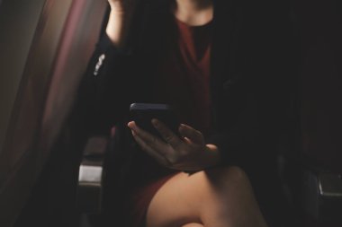 Sarışın kadın turist gelen bildirim netbook ile uçak koltuğunda oturan Smartphone cep telefonu ile kontrol. Genç işkadını paylaşmak medya telefonu dizüstü bilgisayar üzerinde uçak uçuş sırasında