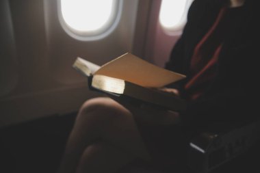 Sarışın kadın turist gelen bildirim netbook ile uçak koltuğunda oturan Smartphone cep telefonu ile kontrol. Genç işkadını paylaşmak medya telefonu dizüstü bilgisayar üzerinde uçak uçuş sırasında