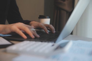 Model mobil uygulama ve web sitesi için UX UI tasarım süreci. Profesyonel uygulama geliştiricisi için kablo grafiğinin yaratıcı prototipi .