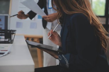 ux geliştiricisi ve ui tasarımcısı modern ofisteki mobil uygulama arayüzü kablo tasarımı hakkında geliştirilmiş gerçeklik beyin fırtınası kullanın. Yaratıcı dijital geliştirme ajansı