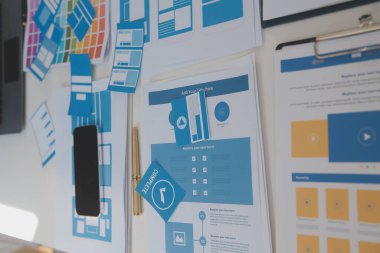 ux geliştiricisi ve ui tasarımcısı modern ofisteki mobil uygulama arayüzü kablo tasarımı hakkında geliştirilmiş gerçeklik beyin fırtınası kullanın. Yaratıcı dijital geliştirme ajansı