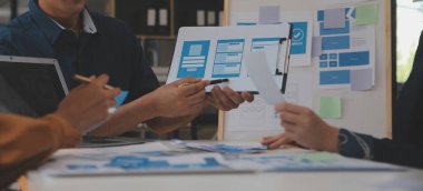ux geliştiricisi ve ui tasarımcısı modern ofisteki mobil uygulama arayüzü kablo tasarımı hakkında geliştirilmiş gerçeklik beyin fırtınası kullanın. Yaratıcı dijital geliştirme ajansı