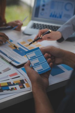 ux geliştiricisi ve ui tasarımcısı modern ofisteki mobil uygulama arayüzü kablo tasarımı hakkında geliştirilmiş gerçeklik beyin fırtınası kullanın. Yaratıcı dijital geliştirme ajansı