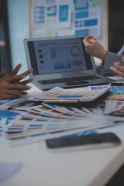 ux geliştiricisi ve ui tasarımcısı modern ofisteki mobil uygulama arayüzü kablo tasarımı hakkında geliştirilmiş gerçeklik beyin fırtınası kullanın. Yaratıcı dijital geliştirme ajansı