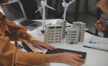 Elektrik mühendisi ve iş adamı binanın çatısındaki yeni güneş pili panelini tartışıyorlar. Alternatif enerji kavramı.