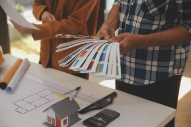 Erkek ve kadın Endüstri mühendisleri da zor şapka tartışmak yeni proje kullanarak Laptop süre. Bir ağır sanayi Gestures.They çalışmaları gösteren fabrika üretim yapıyorlar.