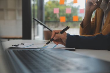 İş adamlarıyla takım çalışması toplantı odasındaki masanın üzerinde maliyet analizi grafiği. İş dünyası ekibi toplantıları ve brifing stratejilerini tartıştı. Pazarlık, Analiz, Tartışma