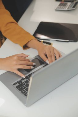 İş adamlarıyla takım çalışması toplantı odasındaki masanın üzerinde maliyet analizi grafiği. İş dünyası ekibi toplantıları ve brifing stratejilerini tartıştı. Pazarlık, Analiz, Tartışma