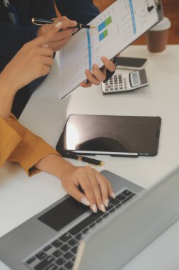 İş adamlarıyla takım çalışması toplantı odasındaki masanın üzerinde maliyet analizi grafiği. İş dünyası ekibi toplantıları ve brifing stratejilerini tartıştı. Pazarlık, Analiz, Tartışma