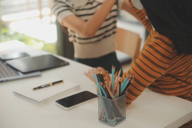İş adamlarıyla takım çalışması toplantı odasındaki masanın üzerinde maliyet analizi grafiği. İş dünyası ekibi toplantıları ve brifing stratejilerini tartıştı. Pazarlık, Analiz, Tartışma