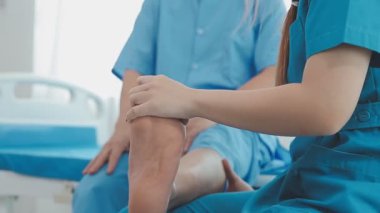 Üniformalı kadın doktor klinikte dizini muayene ediyor, yakın plan.