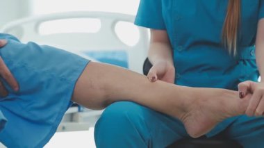 Klinikte bacağını muayene eden kadın doktor. tıbbi konsept