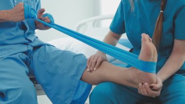 Kadın doktor ayak terapisi yapıyor.