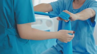 Hastanedeki bir hastanın doktoru, yakın çekim.